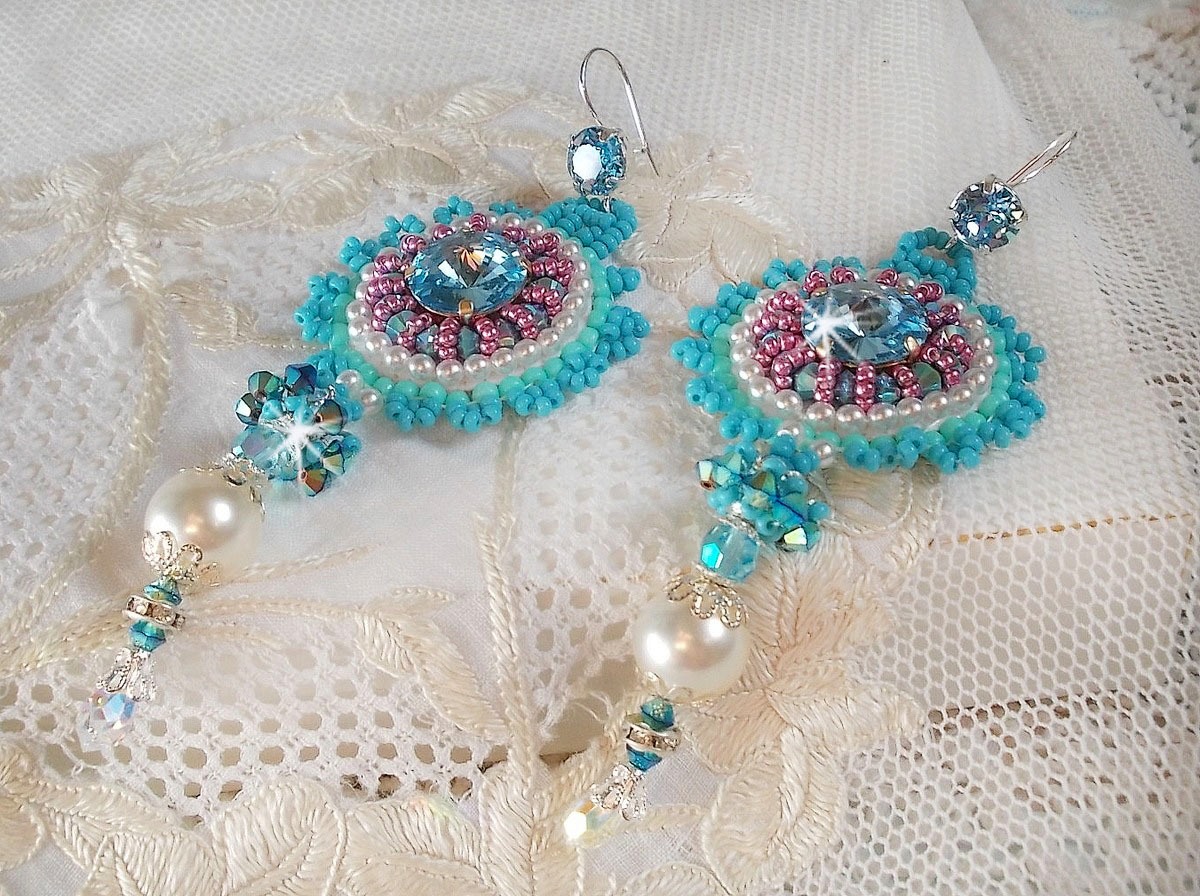 BO Beauty Alicia Blue broderad med Swarovski kristaller, runda pärlpärlor och Miyuki fröpärlor.