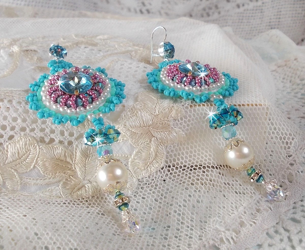 BO Beauty Alicia Blue broderad med Swarovski kristaller, runda pärlpärlor och Miyuki fröpärlor.