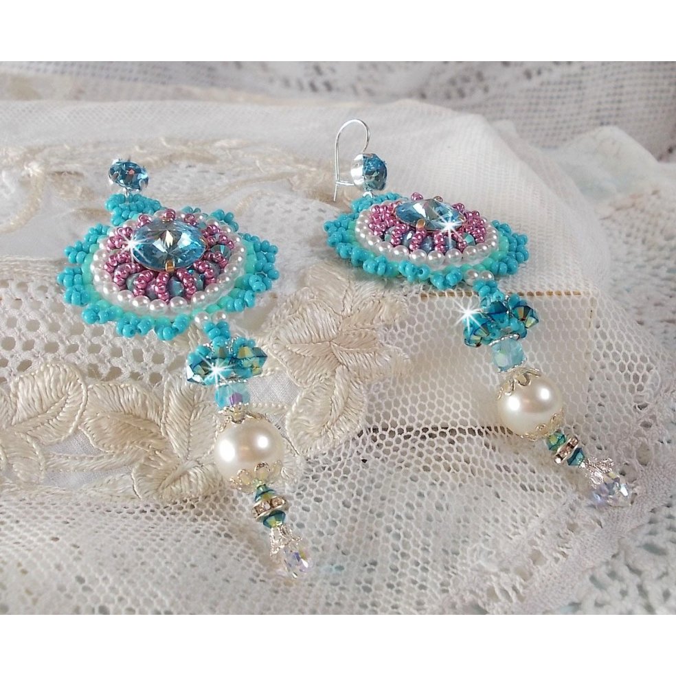 BO Beauty Alicia Blue broderad med Swarovski kristaller, runda pärlpärlor och Miyuki fröpärlor.