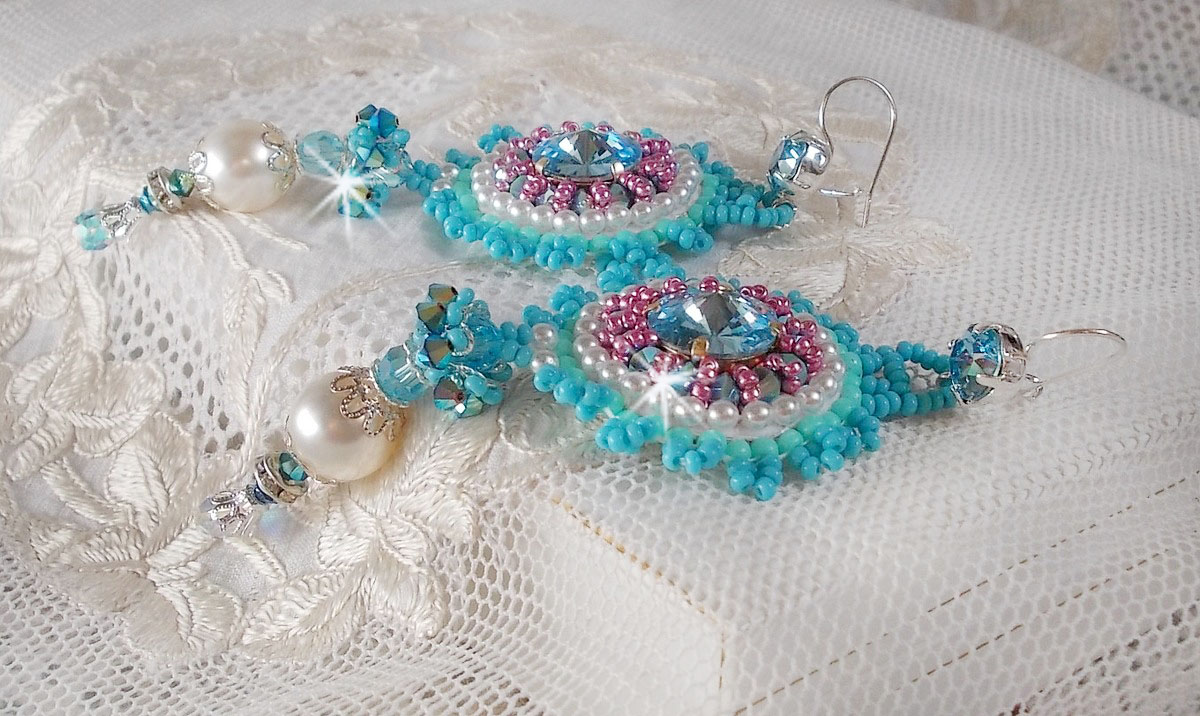 BO Beauty Alicia Blue broderad med Swarovski kristaller, runda pärlpärlor och Miyuki fröpärlor.