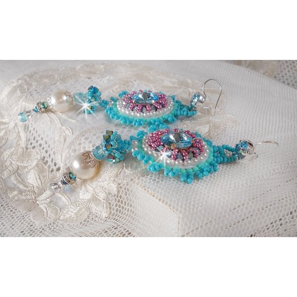BO Beauty Alicia Blue broderad med Swarovski kristaller, runda pärlpärlor och Miyuki fröpärlor.