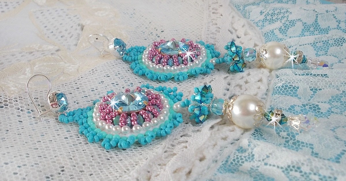 BO Beauty Alicia Blue broderad med Swarovski kristaller, runda pärlpärlor och Miyuki fröpärlor.