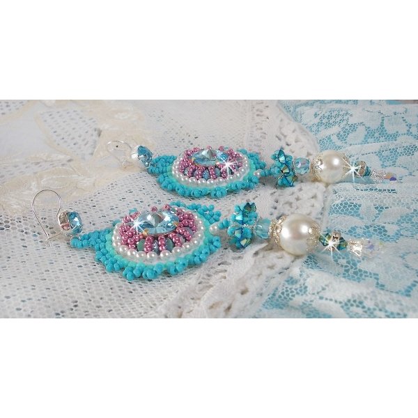 BO Beauty Alicia Blue broderad med Swarovski kristaller, runda pärlpärlor och Miyuki fröpärlor.
