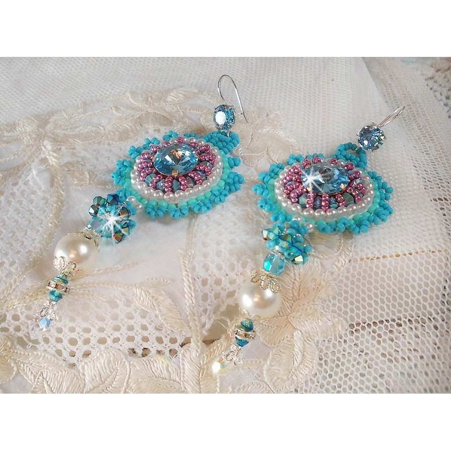 BO Beauty Alicia Blue broderad med Swarovski kristaller, runda pärlpärlor och Miyuki fröpärlor.