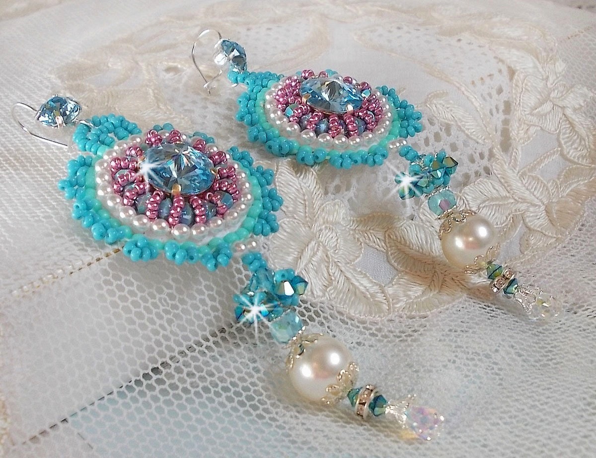 BO Beauty Alicia Blue broderad med Swarovski kristaller, runda pärlpärlor och Miyuki fröpärlor.