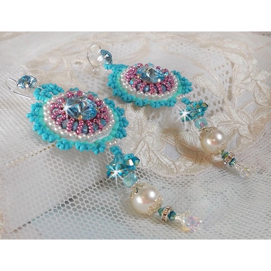 BO Beauty Alicia Blue broderad med Swarovski kristaller, runda pärlpärlor och Miyuki fröpärlor.