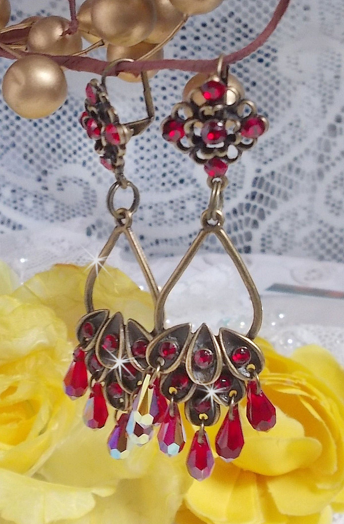 BO Irresistible Ruby Collection monterad på ljusstakar med Swarovski-kristaller.