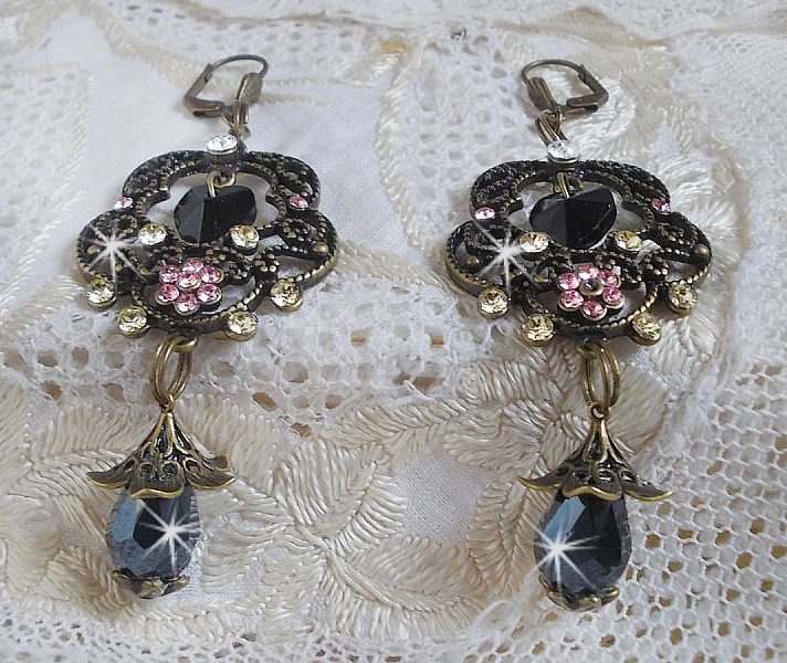 BO Irresistible Passion Collection monterad med Swarovski-kristaller p&aring; bronsfiligranblommiga ljush&aring;llare.