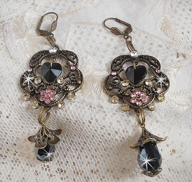 BO Irresistible Passion Collection monterad med Swarovski-kristaller p&aring; bronsfiligranblommiga ljush&aring;llare.