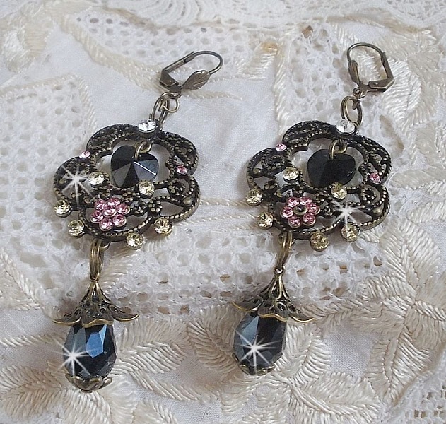 BO Irresistible Passion Collection monterad med Swarovski-kristaller p&aring; bronsfiligranblommiga ljush&aring;llare.