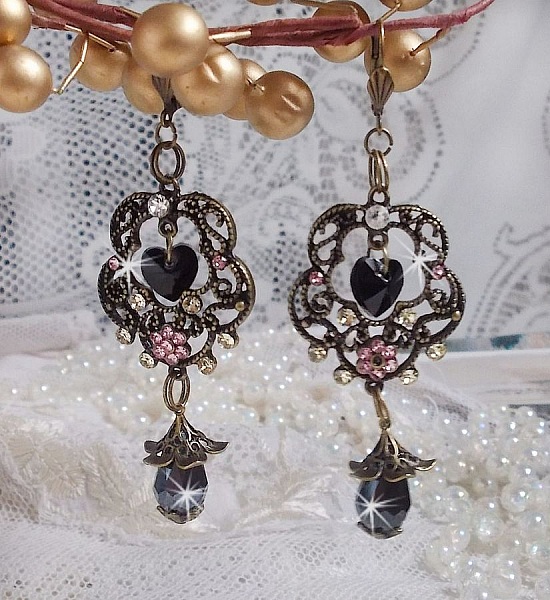 BO Irresistible Passion Collection monterad med Swarovski-kristaller p&aring; bronsfiligranblommiga ljush&aring;llare.