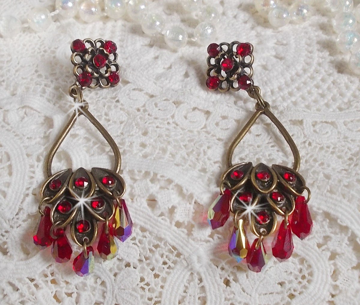 BO Irresistible Ruby Collection monterad på ljusstakar med Swarovski-kristaller.