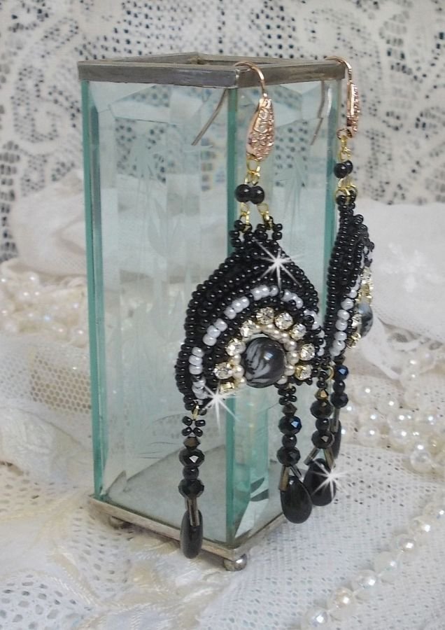 BO Féerie Black är broderad med Swarovski-kristaller, kristallchattons, platta runda facetterade pärlor, snirkliga bågar och rocailles.
