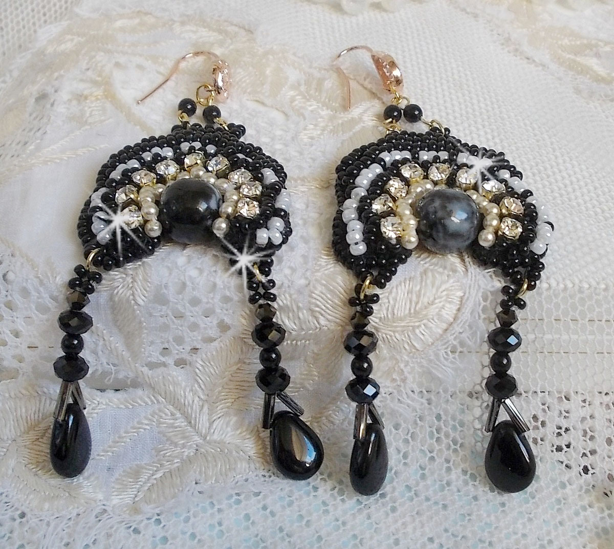 BO Féerie Black är broderad med Swarovski-kristaller, kristallchattons, platta runda facetterade pärlor, snirkliga bågar och rocailles.