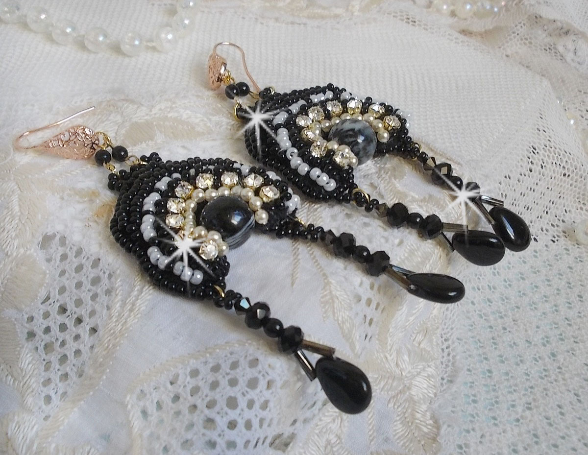BO Féerie Black är broderad med Swarovski-kristaller, kristallchattons, platta runda facetterade pärlor, snirkliga bågar och rocailles.