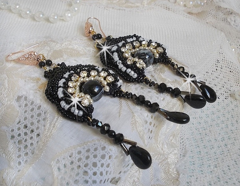 BO F&eacute;erie Black &auml;r broderad med Swarovski-kristaller, kristallchattons, platta runda facetterade p&auml;rlor, snirkliga b&aring;gar och rocailles.