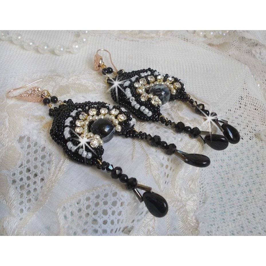 BO Féerie Black är broderad med Swarovski-kristaller, kristallchattons, platta runda facetterade pärlor, snirkliga bågar och rocailles.