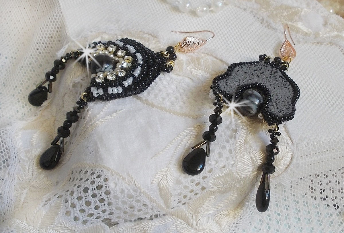 BO Féerie Black är broderad med Swarovski-kristaller, kristallchattons, platta runda facetterade pärlor, snirkliga bågar och rocailles.