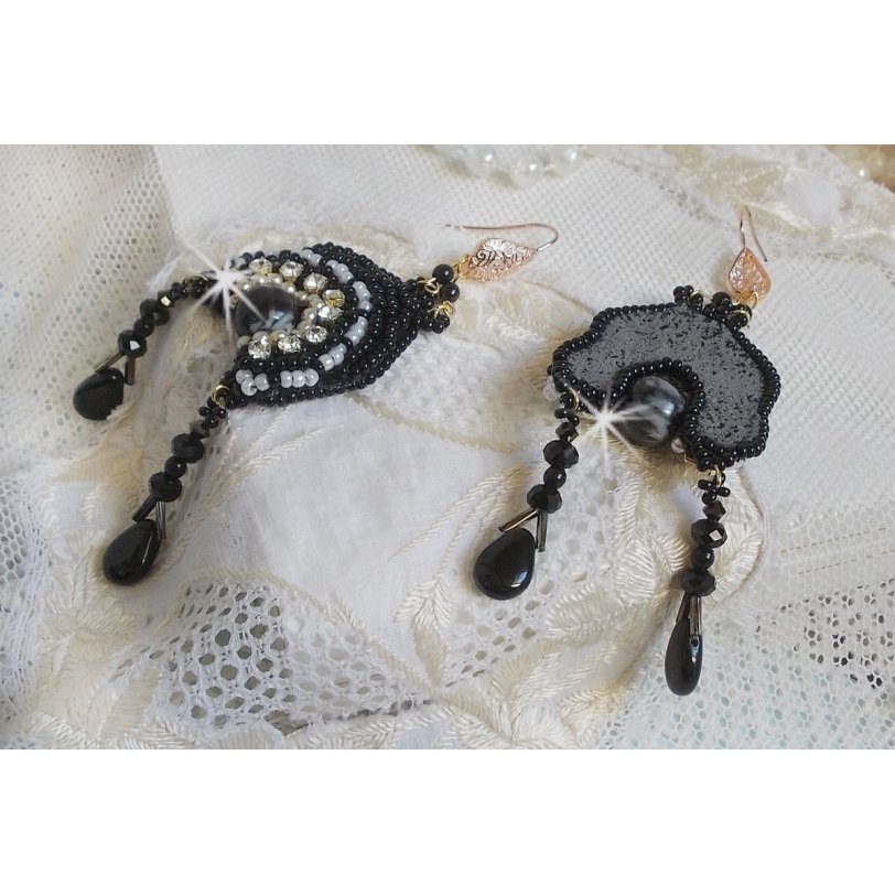 BO Féerie Black är broderad med Swarovski-kristaller, kristallchattons, platta runda facetterade pärlor, snirkliga bågar och rocailles.