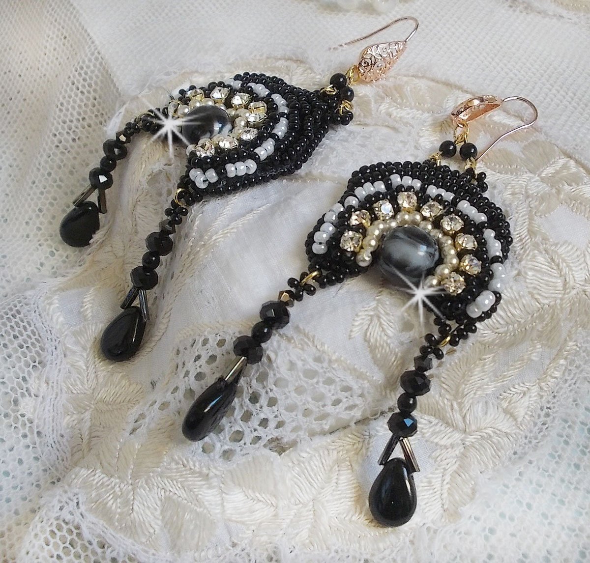BO Féerie Black är broderad med Swarovski-kristaller, kristallchattons, platta runda facetterade pärlor, snirkliga bågar och rocailles.