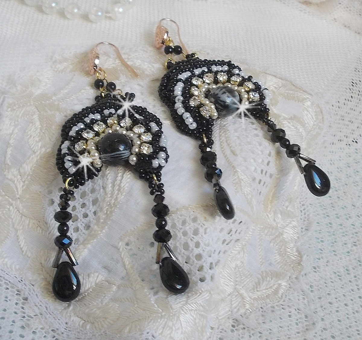 BO Féerie Black är broderad med Swarovski-kristaller, kristallchattons, platta runda facetterade pärlor, snirkliga bågar och rocailles.