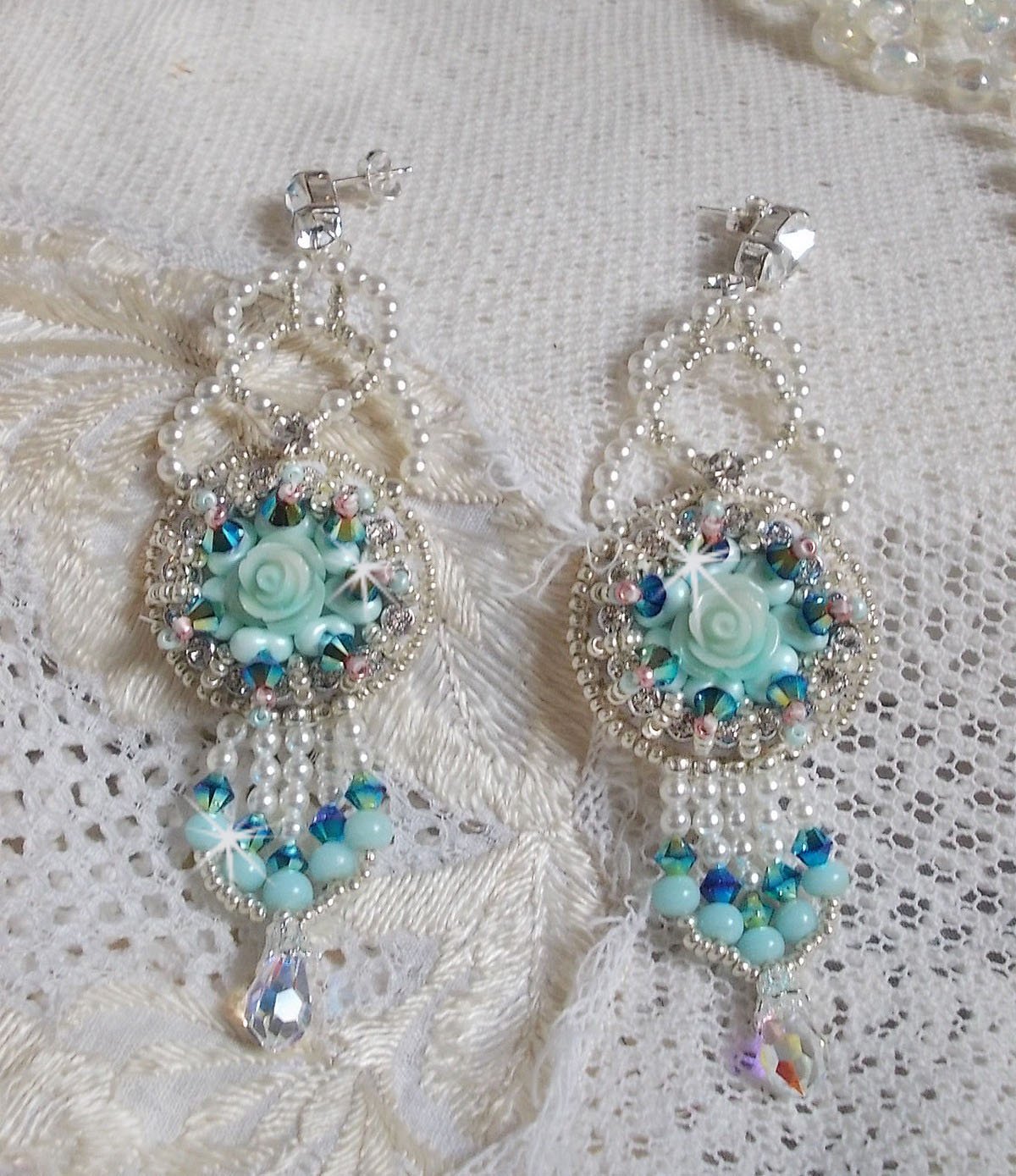 BO Blue Flowers Haute-Couture broderad med Swarovski-kristaller, mintfärgade hartscabochoner, Miyuki fröpärlor och 925/1000 silverhäftstift.