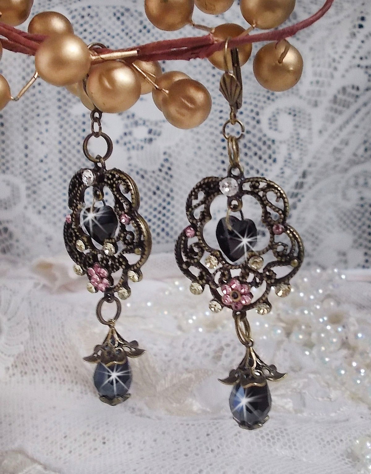 BO Irresistible Passion Collection monterad med Swarovski-kristaller på bronsfiligranblommiga ljushållare.