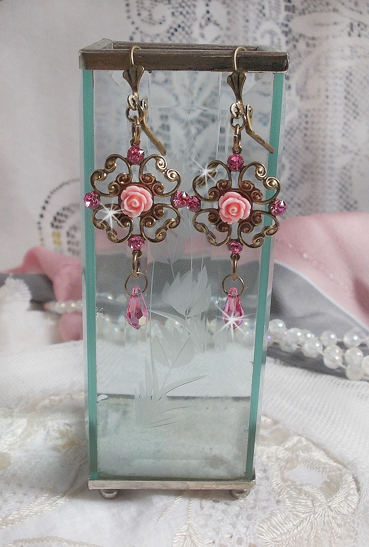 BO Irresistible Eden Collection med dessa Swarovski-kristaller monterade p&aring; ljush&aring;llare i brons.