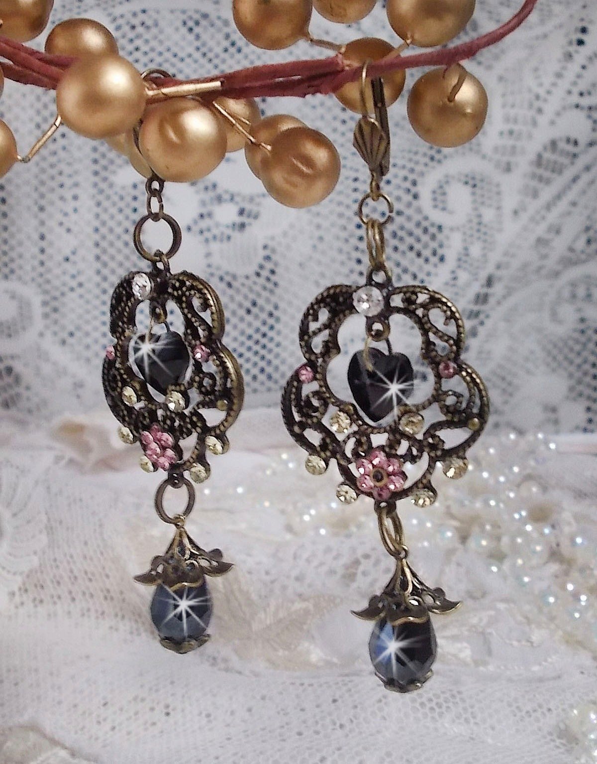 BO Irresistible Passion Collection monterad med Swarovski-kristaller på bronsfiligranblommiga ljushållare.