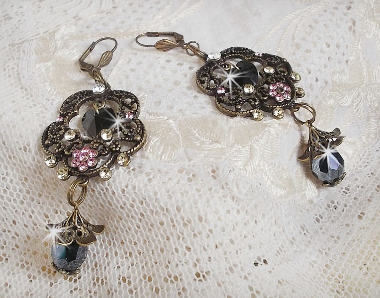 BO Irresistible Passion Collection monterad med Swarovski-kristaller p&aring; bronsfiligranblommiga ljush&aring;llare.