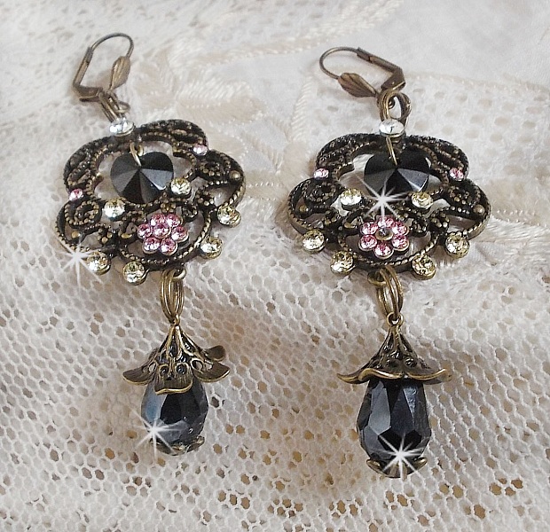 BO Irresistible Passion Collection monterad med Swarovski-kristaller p&aring; bronsfiligranblommiga ljush&aring;llare.