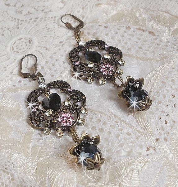 BO Irresistible Passion Collection monterad med Swarovski-kristaller p&aring; bronsfiligranblommiga ljush&aring;llare.