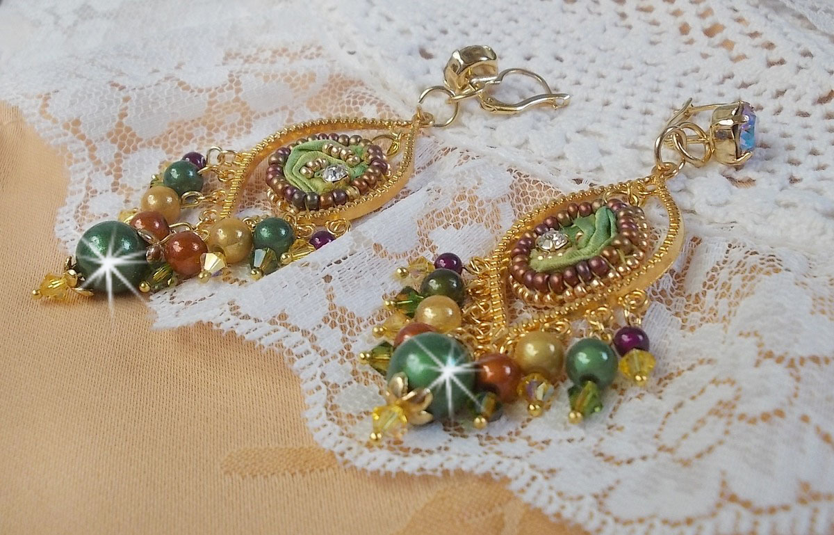 BO Venetian Moon broderad med kameleonfärgat sidenband, Swarovski-kristaller och magiska pärlor.