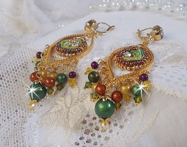 BO Venetian Moon broderad med kameleonf&auml;rgat sidenband, Swarovski-kristaller och magiska p&auml;rlor.