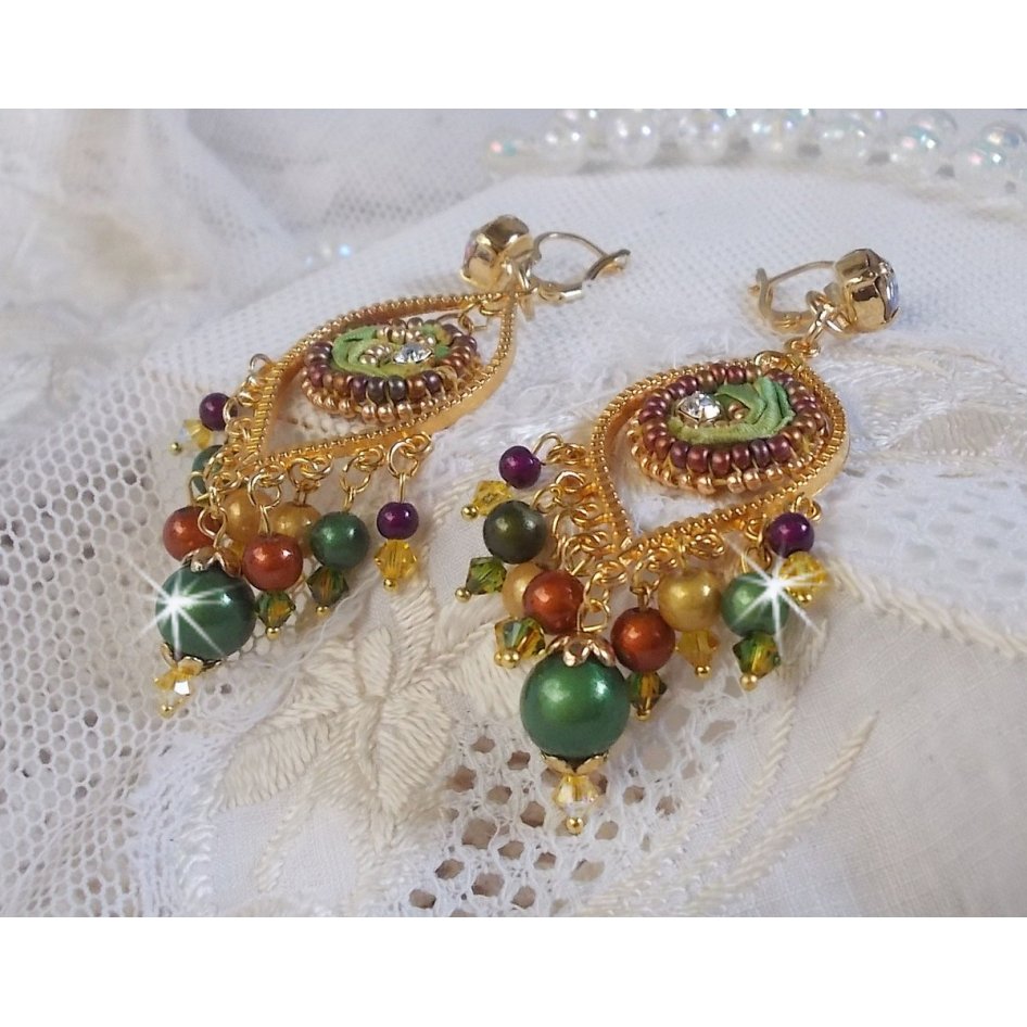 BO Venetian Moon broderad med kameleonfärgat sidenband, Swarovski-kristaller och magiska pärlor.
