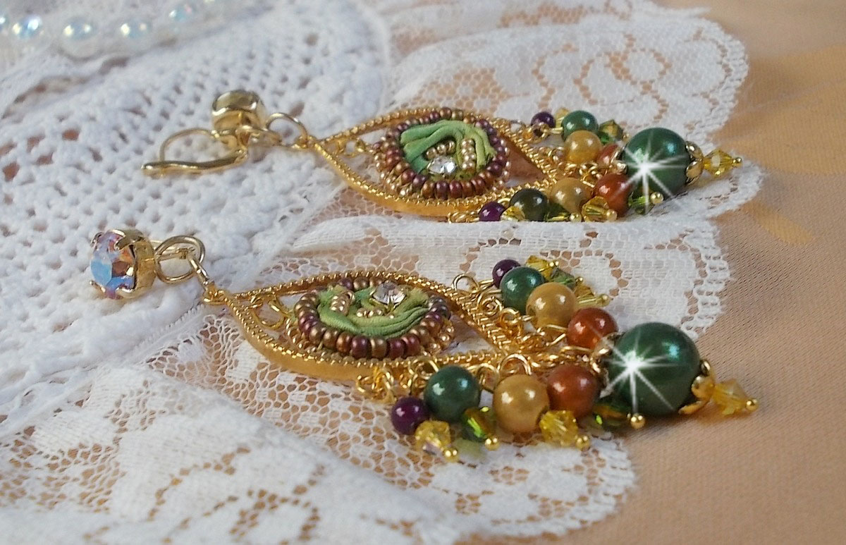 BO Venetian Moon broderad med kameleonfärgat sidenband, Swarovski-kristaller och magiska pärlor.