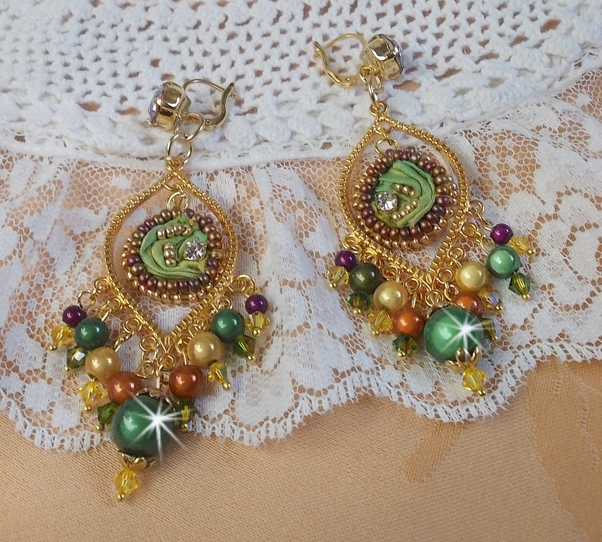 BO Venetian Moon broderad med kameleonfärgat sidenband, Swarovski-kristaller och magiska pärlor.