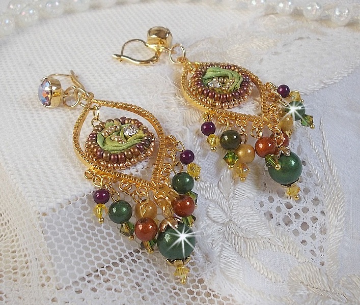 BO Venetian Moon broderad med kameleonf&auml;rgat sidenband, Swarovski-kristaller och magiska p&auml;rlor.