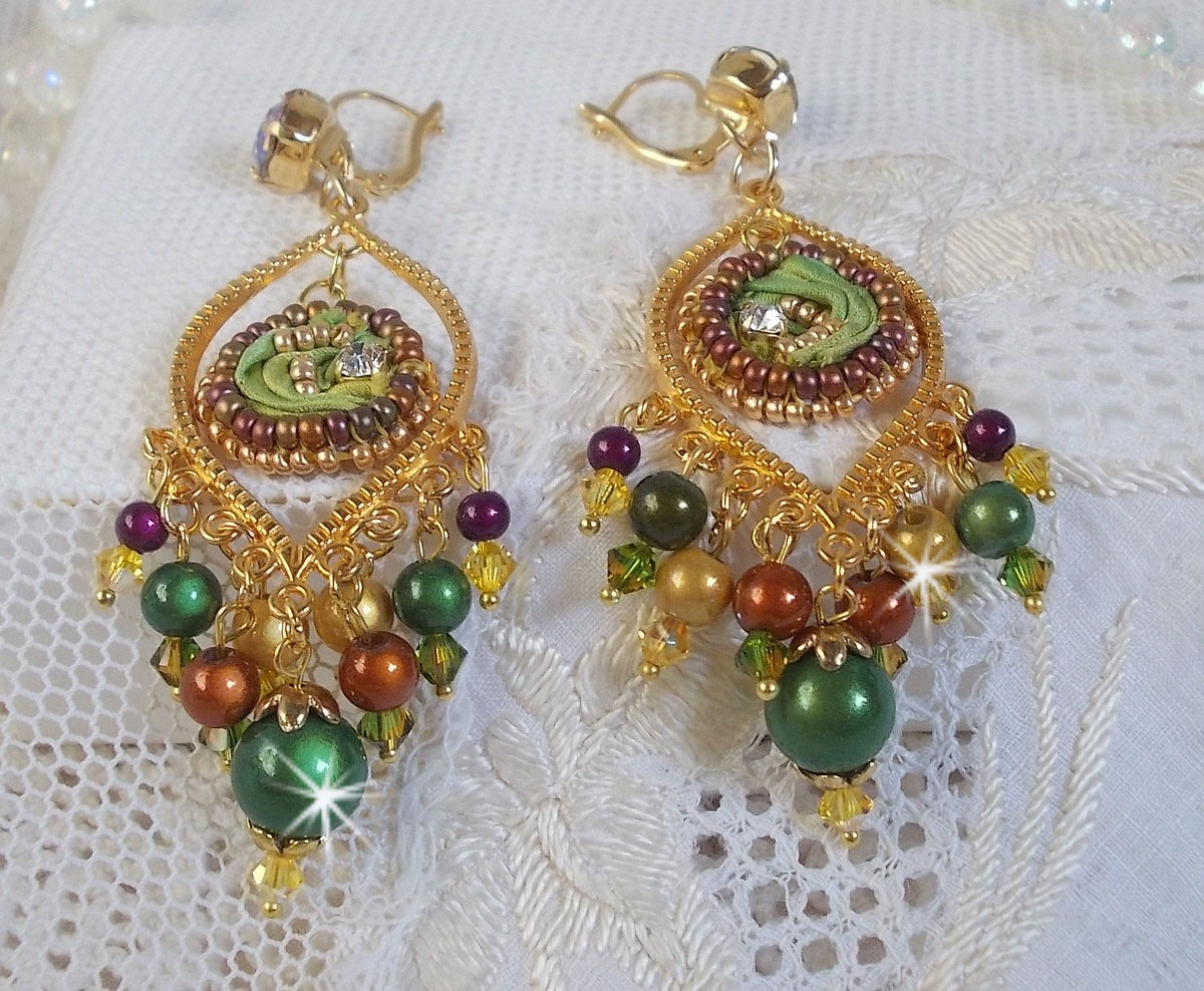BO Venetian Moon broderad med kameleonfärgat sidenband, Swarovski-kristaller och magiska pärlor.