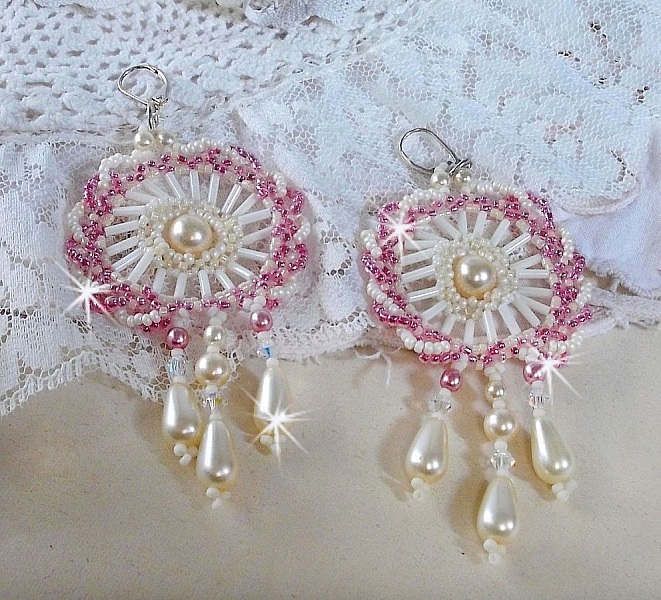 BO D&eacute;tente monterad med elfenben runda p&auml;rlor och p&auml;rlemor droppar, antika rosa fr&ouml;p&auml;rlor och 925 silver sliprar