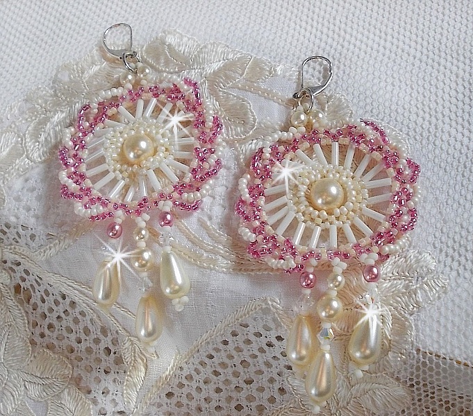 BO D&eacute;tente monterad med elfenben runda p&auml;rlor och p&auml;rlemor droppar, antika rosa fr&ouml;p&auml;rlor och 925 silver sliprar