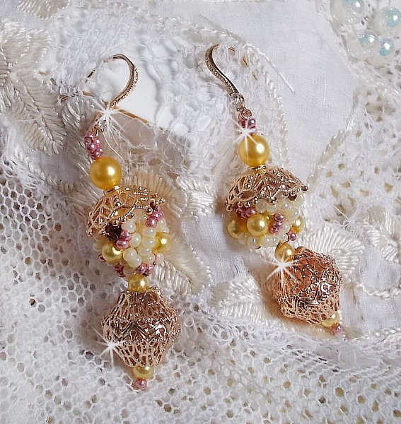 Boucles d'oreilles artisanales en perles jaunes et laiton doré.