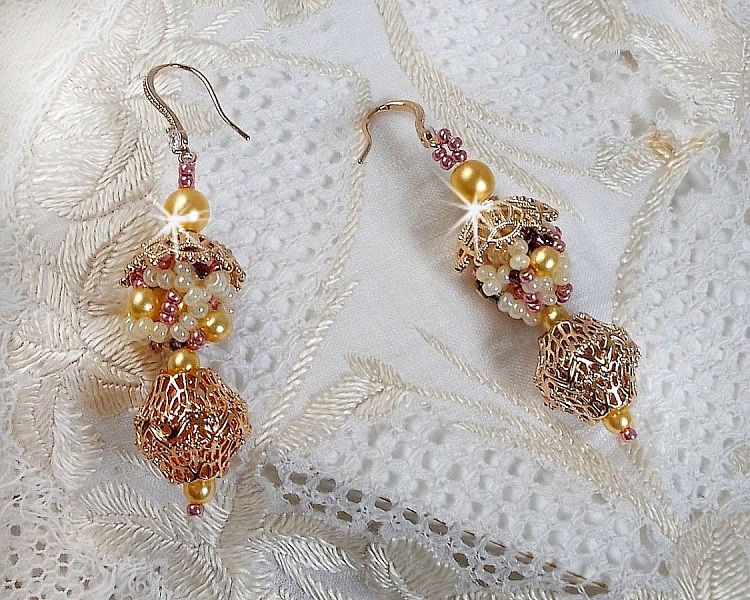 Boucles d'oreilles artisanales en perles dorées et laiton.