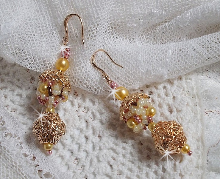 Boucles d'oreilles artisanales en perles jaunes et laiton doré.