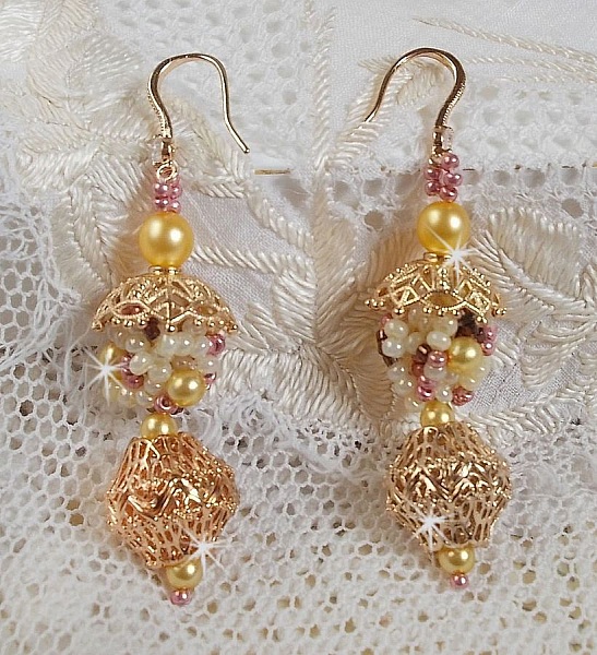 Boucles d'oreilles artisanales en perles et coupelles dorées.