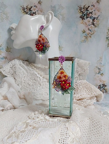 Boucles d'oreilles artisanales fleuries avec abeilles et cristaux colorés.