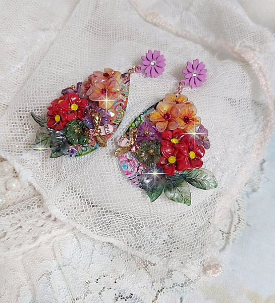 Boucles d'oreilles artisanales fleuries avec abeilles et cristaux colorés.