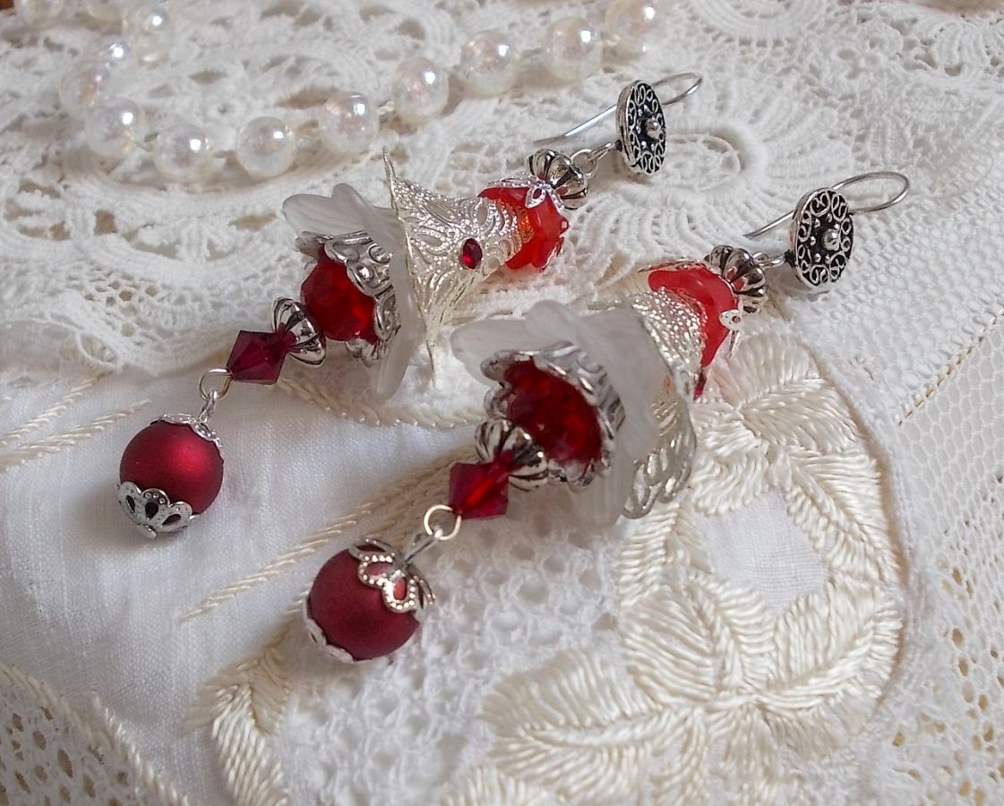 BO Tendre Rouge med Swarovski-kristaller, runda facetterade pärlor och öronkrokar i 925/1000 silver.