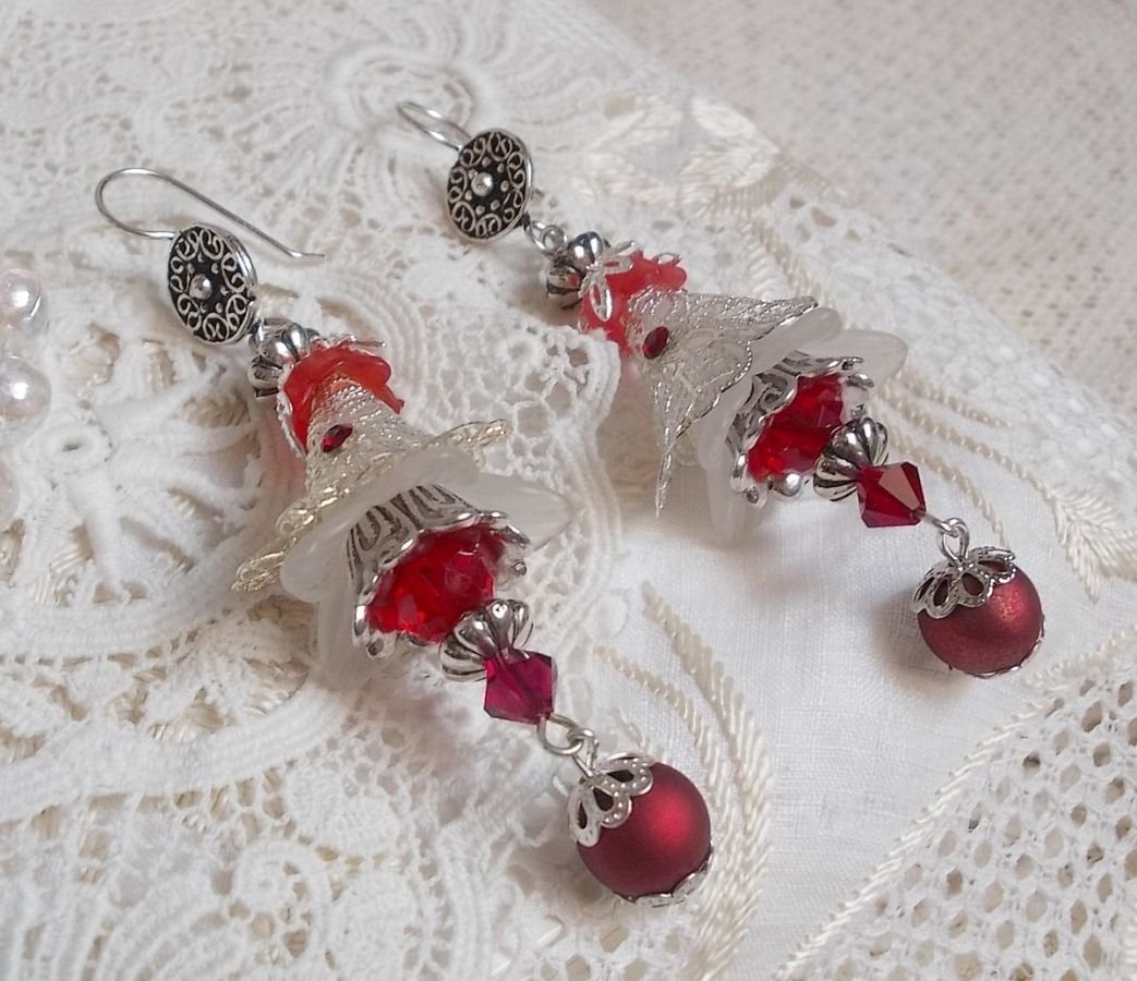 BO Tendre Rouge med Swarovski-kristaller, runda facetterade pärlor och öronkrokar i 925/1000 silver.