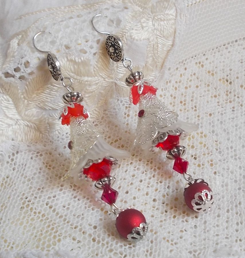 BO Tendre Rouge med Swarovski-kristaller, runda facetterade pärlor och öronkrokar i 925/1000 silver.